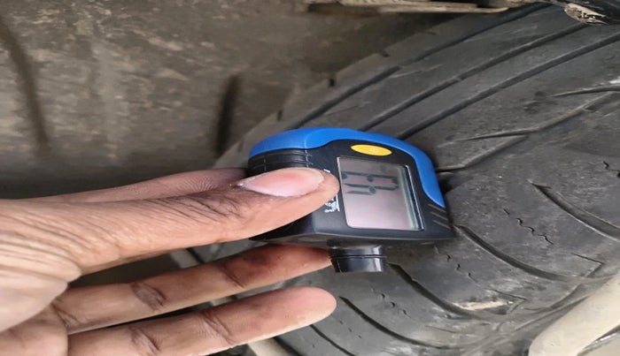 2016 Renault Lodgy 110 PS RXZ STEPWAY 7 STR, Diesel, Manual, 1,18,846 km, tyre