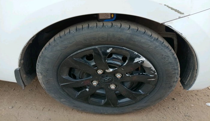 2016 Hyundai Eon MAGNA +, Petrol, Manual, 86,102 km, tyre