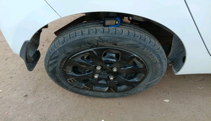 2016 Hyundai Eon MAGNA +, Petrol, Manual, 86,102 km, tyre