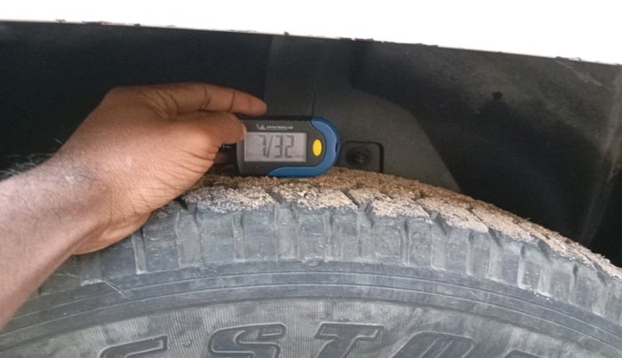 2015 Mahindra TUV300 T8, Diesel, Manual, 1,66,178 km, tyre