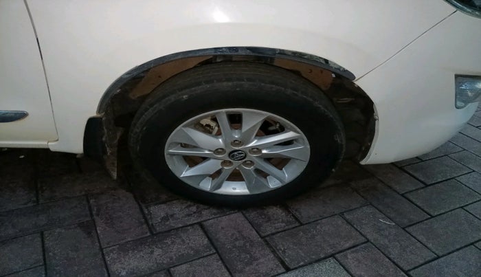 2017 Toyota Innova Crysta 2.4 VX 8 STR, Diesel, Manual, 2,54,892 km, tyre