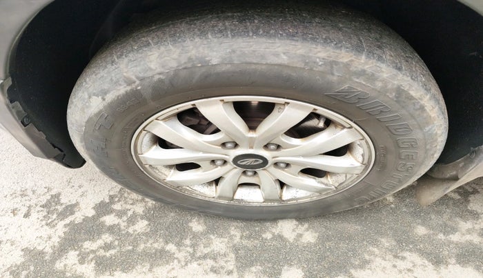 2016 Mahindra XUV500 W10 AT, Diesel, Automatic, 1,63,563 km, tyre