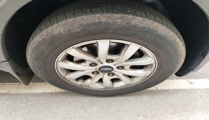 2016 Mahindra XUV500 W10 AT, Diesel, Automatic, 1,63,563 km, tyre