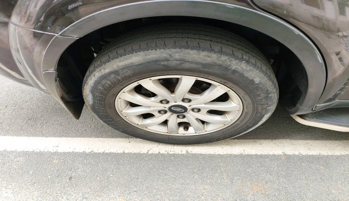 2016 Mahindra XUV500 W10 AT, Diesel, Automatic, 1,63,563 km, tyre