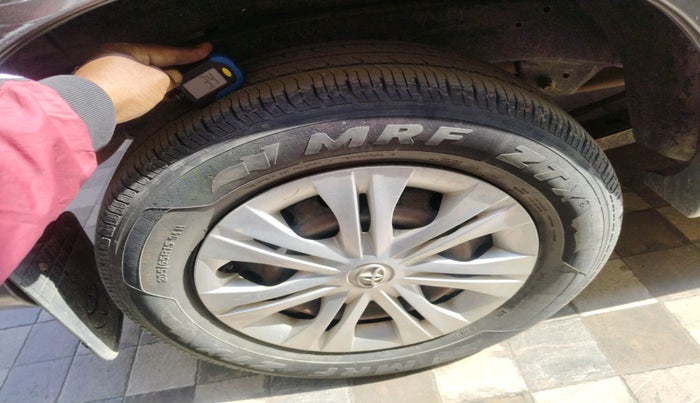 2012 Toyota Innova GX 2.5 7 STR, Diesel, Manual, 93,313 km, tyre