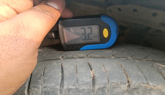 2013 Honda Brio E MT, Petrol, Manual, 1,16,000 km, tyre