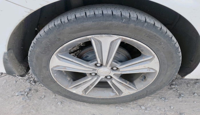 2017 Hyundai Verna 1.6 VTVT SX (O) AT, Petrol, Automatic, 1,13,084 km, tyre