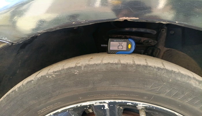 2013 Volkswagen Polo HIGHLINE1.2L, Petrol, Manual, 1,22,764 km, tyre