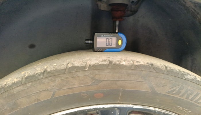 2013 Volkswagen Polo HIGHLINE1.2L, Petrol, Manual, 1,22,764 km, tyre