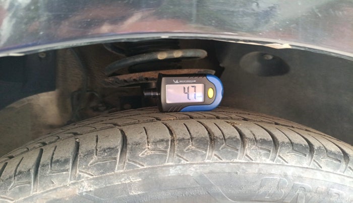 2013 Volkswagen Polo HIGHLINE1.2L, Petrol, Manual, 1,22,764 km, tyre