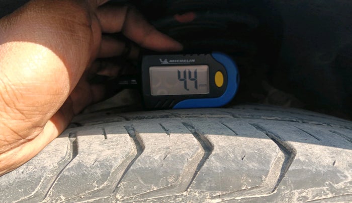 2020 Mahindra XUV300 W8 (O) 1.5 DIESEL, Diesel, Manual, 1,15,832 km, tyre