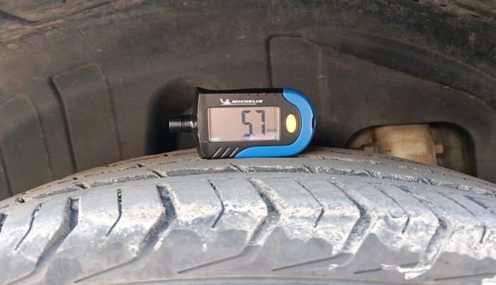 2020 Mahindra XUV300 W8 (O) 1.5 DIESEL, Diesel, Manual, 1,15,832 km, tyre