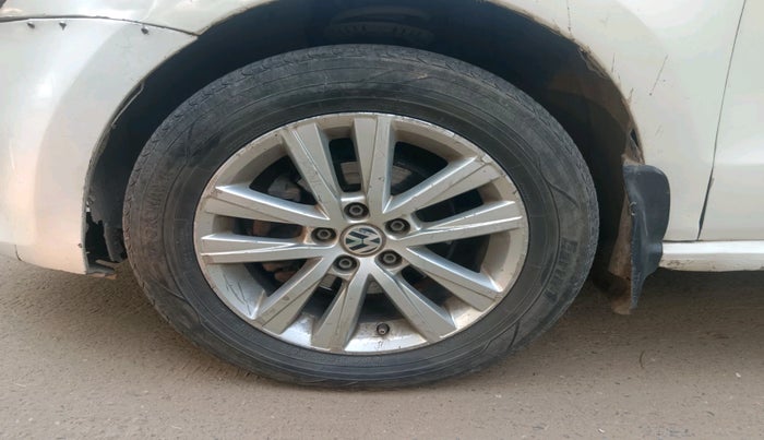 2012 Volkswagen Polo HIGHLINE1.2L, Petrol, Manual, 2,12,998 km, tyre