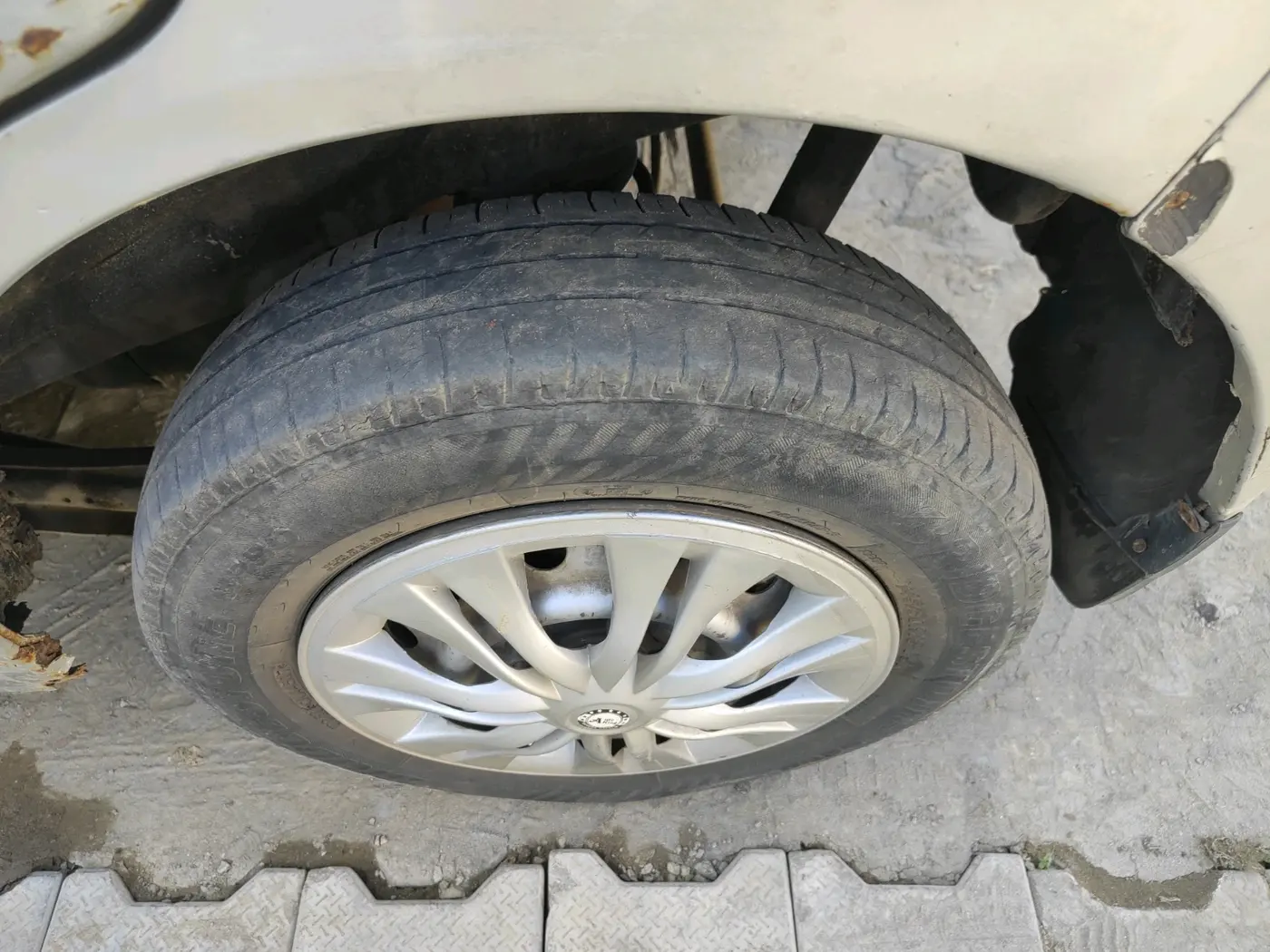 2013 Maruti Wagon R 1.0 LXI CNG, Petrol, Manual, 92,827 km, tyre
