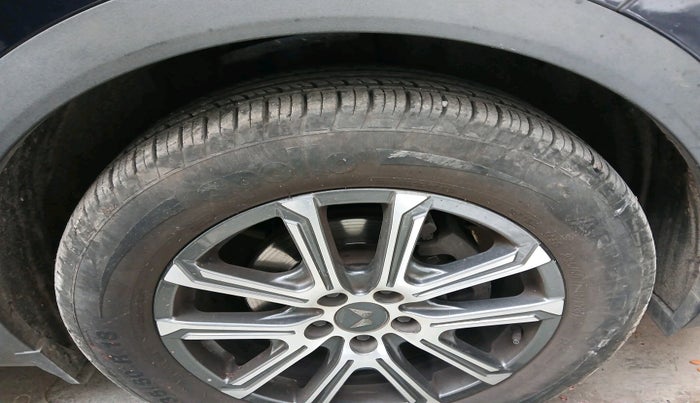 2021 Mahindra XUV700 AX 7 LUXURY P AT 7 STR, Petrol, Automatic, 28,469 km, tyre