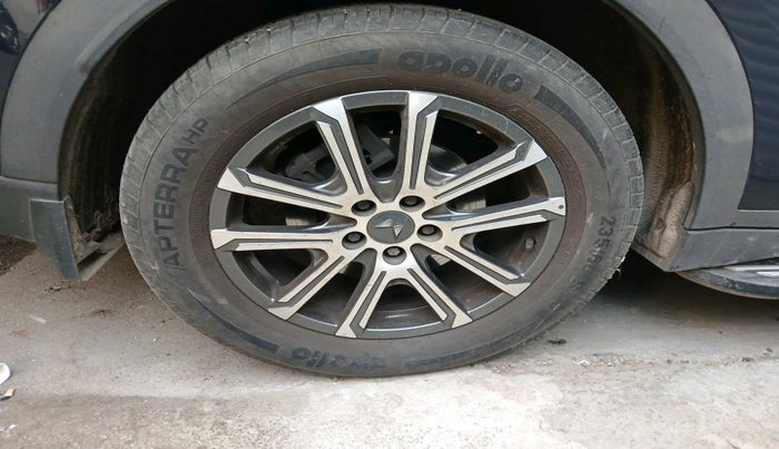 2021 Mahindra XUV700 AX 7 LUXURY P AT 7 STR, Petrol, Automatic, 28,469 km, tyre