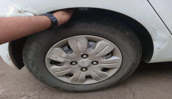 2014 Hyundai i10 MAGNA 1.1, Petrol, Manual, 1,08,337 km, tyre