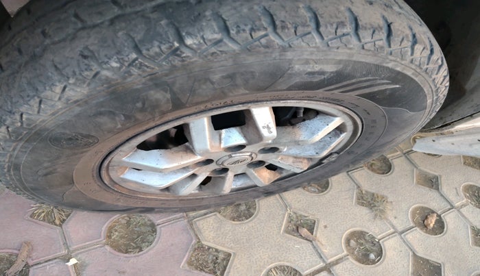 2016 Mahindra TUV300 T8, Diesel, Manual, 1,19,088 km, tyre