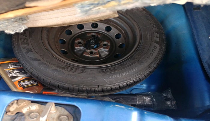 2013 Hyundai Eon ERA +, Petrol, Manual, 60,701 km, tyre