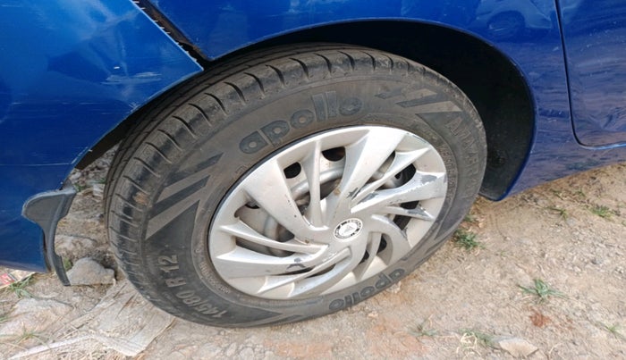 2013 Hyundai Eon ERA +, Petrol, Manual, 60,701 km, tyre