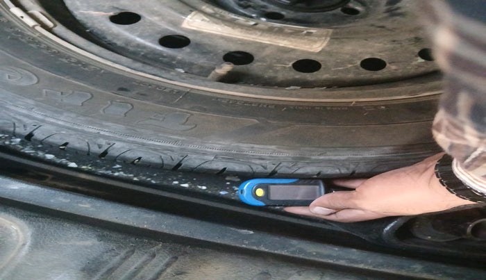 2017 Jeep Compass LONGITUDE (O) 2.0 DIESEL, Diesel, Manual, 1,88,308 km, tyre