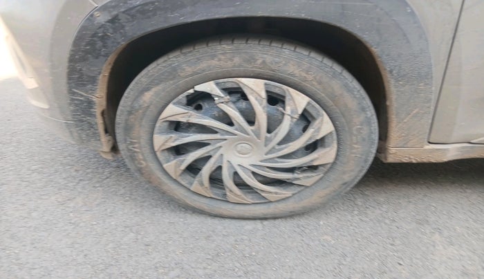 2018 Mahindra KUV 100 NXT K6+ P 6 STR, Petrol, Manual, 75,653 km, tyre