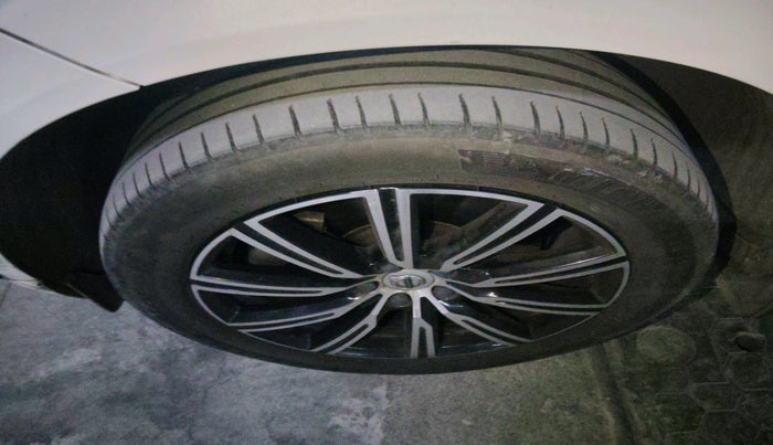 2019 Volvo XC 60 D5 INSCRIPTION, Diesel, Automatic, 1,08,580 km, tyre