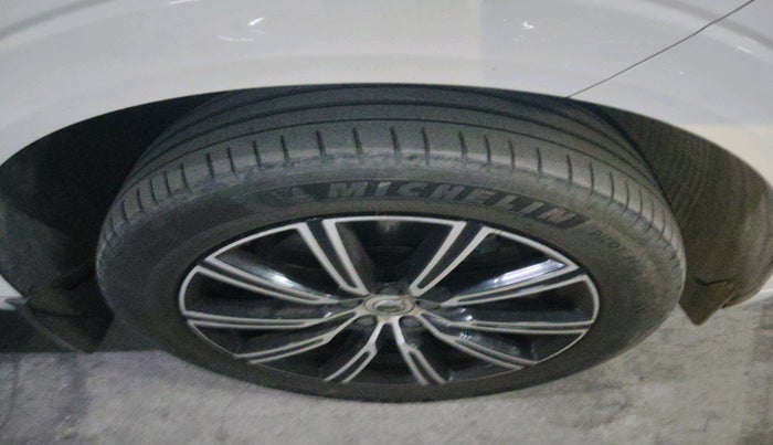 2019 Volvo XC 60 D5 INSCRIPTION, Diesel, Automatic, 1,08,580 km, tyre