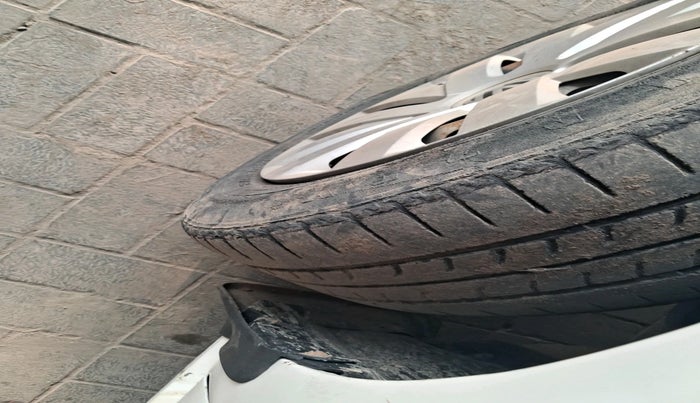 2013 Volkswagen Polo COMFORTLINE 1.2L PETROL, Petrol, Manual, 1,53,365 km, tyre