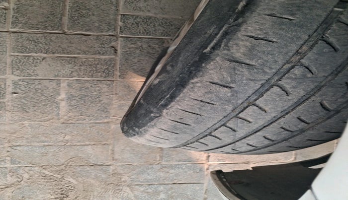 2013 Volkswagen Polo COMFORTLINE 1.2L PETROL, Petrol, Manual, 1,53,365 km, tyre