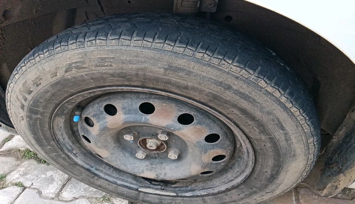 2015 Maruti Swift VXI, Petrol, Manual, 65,000 km, tyre