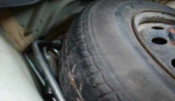 2015 Maruti Swift VXI, Petrol, Manual, 65,000 km, tyre