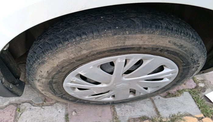 2015 Maruti Swift VXI, Petrol, Manual, 65,000 km, tyre