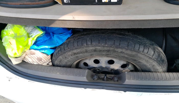 2013 Hyundai i10 MAGNA 1.1, Petrol, Manual, 1,57,348 km, tyre