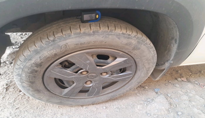 2017 Renault Kwid RXT 1.0 (O), Petrol, Manual, 71,989 km, tyre