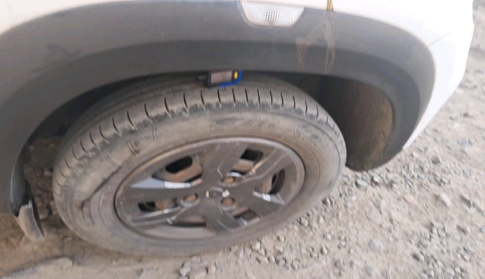 2017 Renault Kwid RXT 1.0 (O), Petrol, Manual, 71,989 km, tyre