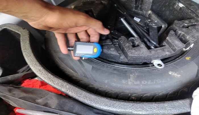 2017 Skoda Rapid AMBITION 1.6 MPI MT, Petrol, Manual, 32,596 km, tyre