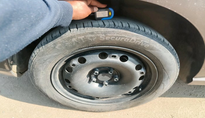 2017 Volkswagen Ameo COMFORTLINE 1.2L, Petrol, Manual, 1,29,296 km, tyre