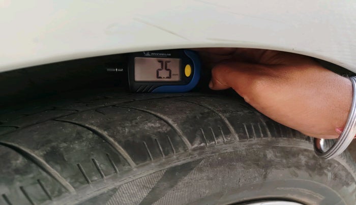 2011 Hyundai Verna FLUIDIC 1.6 VTVT, Petrol, Manual, 1,39,134 km, tyre