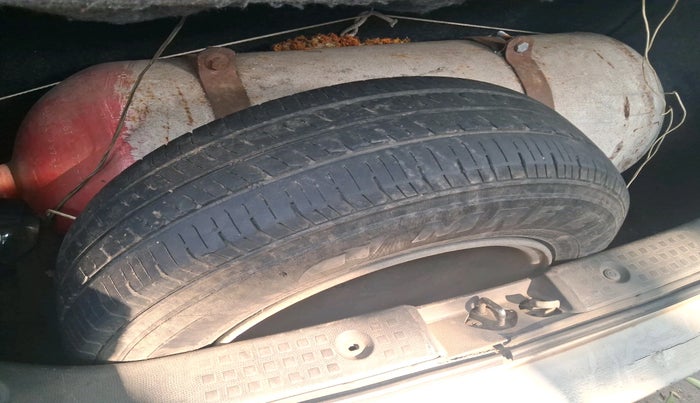 2010 Maruti Swift VXI, Petrol, Manual, 1,35,728 km, tyre