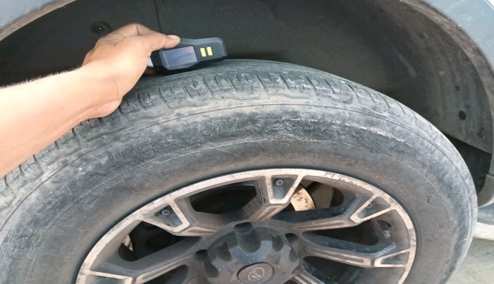 2014 Mahindra XUV500 W6, Diesel, Manual, 1,75,331 km, tyre