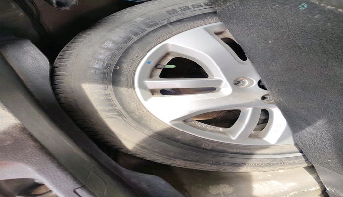 2015 Maruti Swift Dzire ZXI, Petrol, Manual, 1,06,473 km, tyre