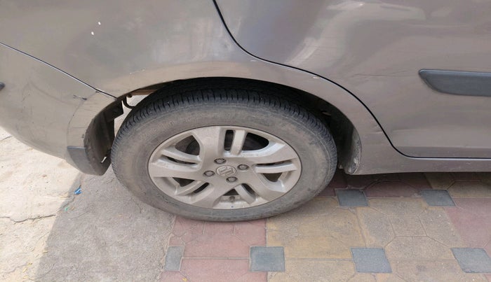 2015 Maruti Swift Dzire ZXI, Petrol, Manual, 1,06,473 km, tyre