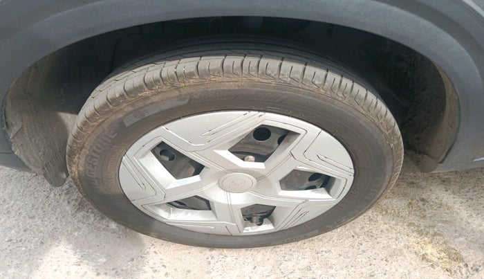 2025 Tata NEXON Smart Plus 1.2 Revotron 6 AMT, Petrol, Automatic, 6,071 km, tyre