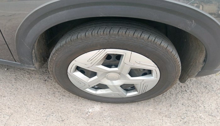 2025 Tata NEXON Smart Plus 1.2 Revotron 6 AMT, Petrol, Automatic, 6,071 km, tyre