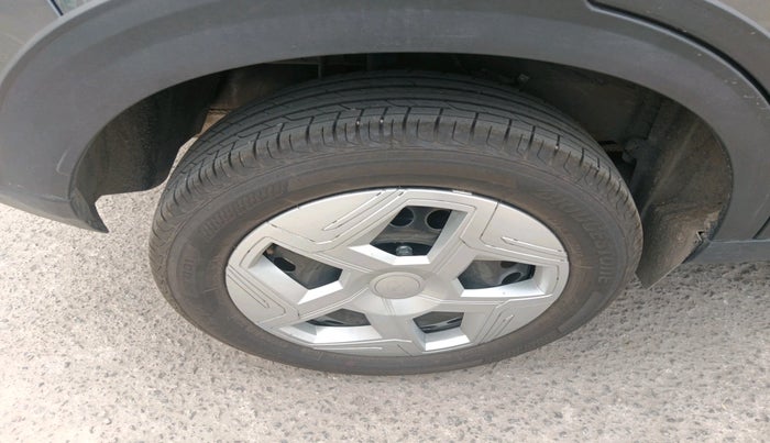 2025 Tata NEXON Smart Plus 1.2 Revotron 6 AMT, Petrol, Automatic, 6,071 km, tyre