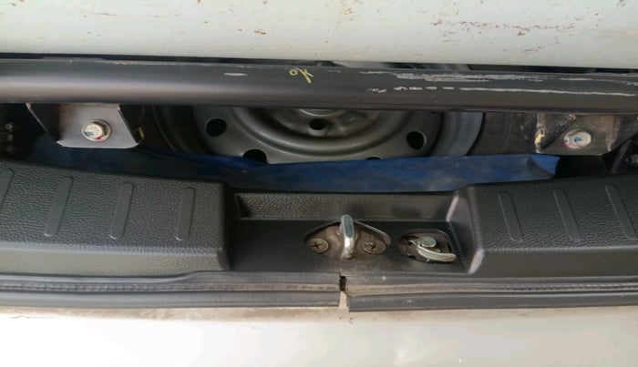 2014 Maruti Wagon R 1.0 LXI CNG, Petrol, Manual, 1,00,270 km, tyre