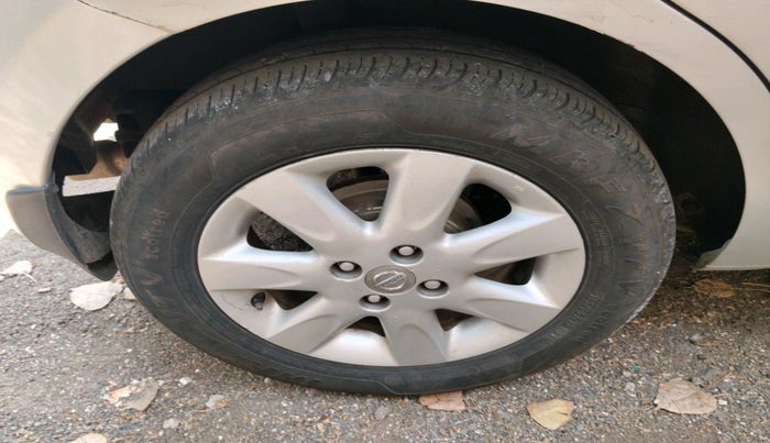 2013 Nissan Micra XV DIESEL, Diesel, Manual, 1,77,348 km, tyre