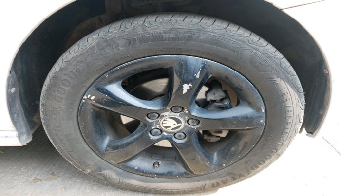 2013 Skoda Rapid ELEGANCE 1.6 MPI AT, Petrol, Automatic, 82,559 km, tyre