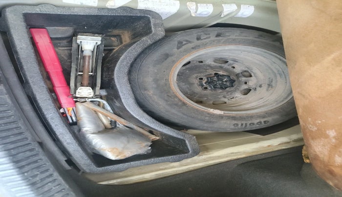 2010 Volkswagen Vento COMFORTLINE DIESEL 1.6, Diesel, Manual, 91,283 km, tyre